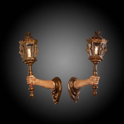 Coppia di lanterne in metallo dorato con bracci in legno scolpito e dipinto, Venezia, inizi 19° secolo (altezza 62 cm, profondità 46 cm, larghezza 20 cm)